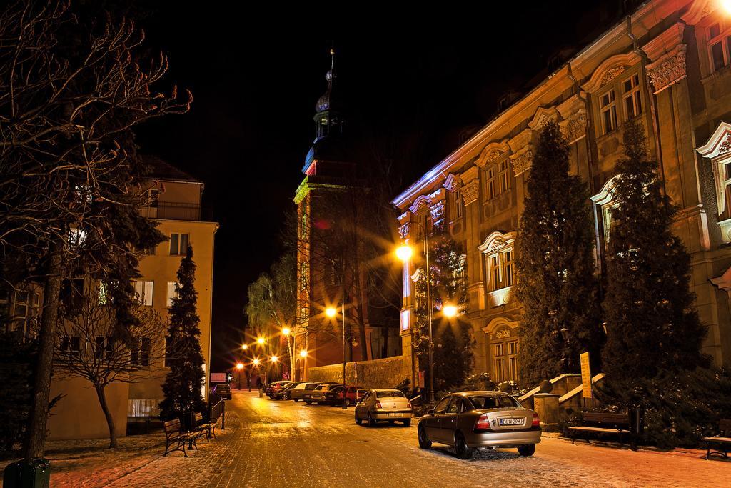 Готель Dlugi Dom Єленя-Ґура Екстер'єр фото